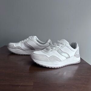 Time and Tru Women’s Chunky Jogger Sneakers Size 9.5 White Beige Sneakers